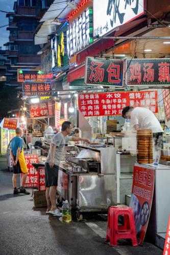 玫瑰街夜市聚餐場景